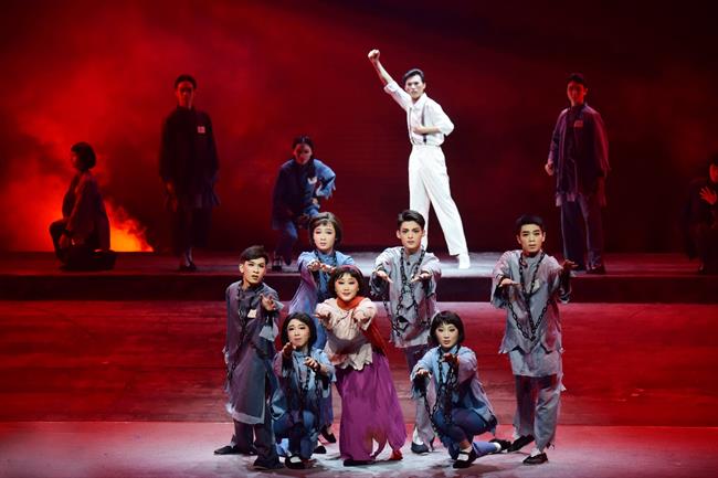 图4 由学校浙越班与浙江越剧团联合制作的现代越剧《红色浪漫》在浙江音乐学院九五剧场上演.jpg