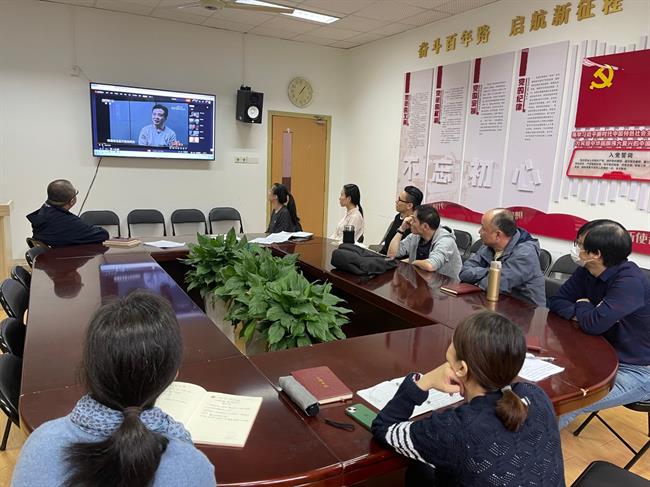 观看警示教育片.jpg 观看警示教育片.jpg