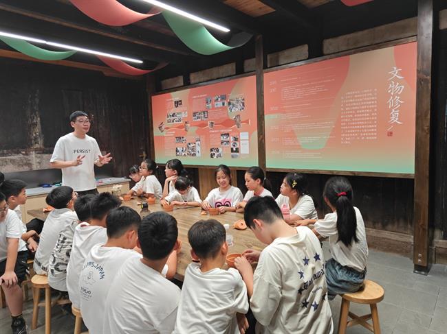 朱伟杰老师现在横溪非遗实践基地现场授课.jpg